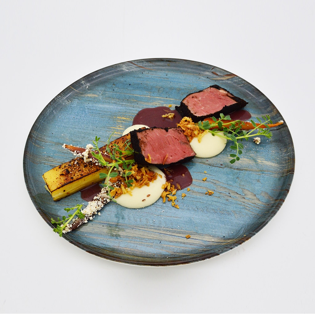 Muschi de vitel in crusta de cenusa, cartofi Dauphinoise, pastarnac aerat si sos de Porto Muschi de vitel in crusta de cenusa, cartofi Dauphinoise, pastarnac aerat si sos de Porto